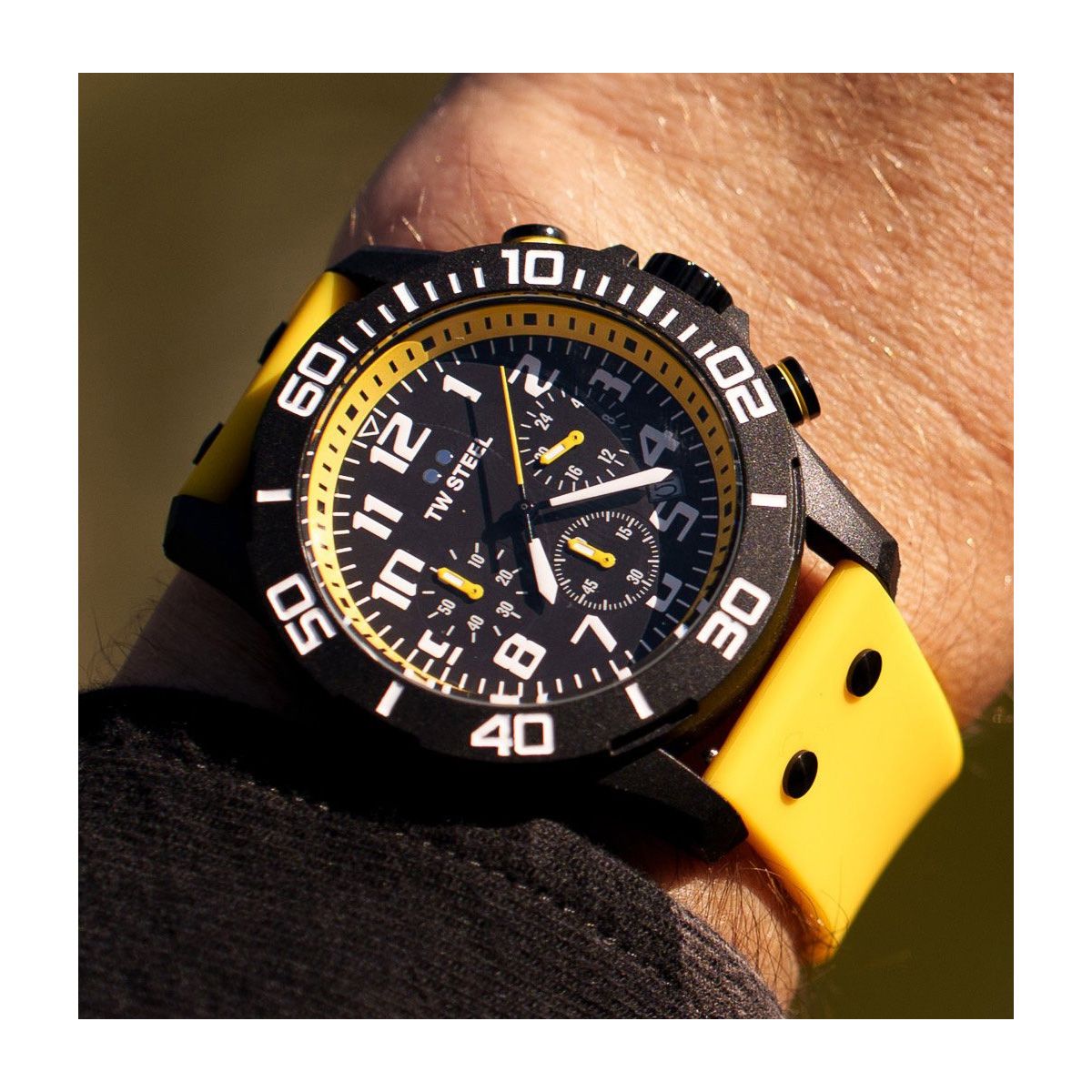 Часовник TW Steel Carbon CA3