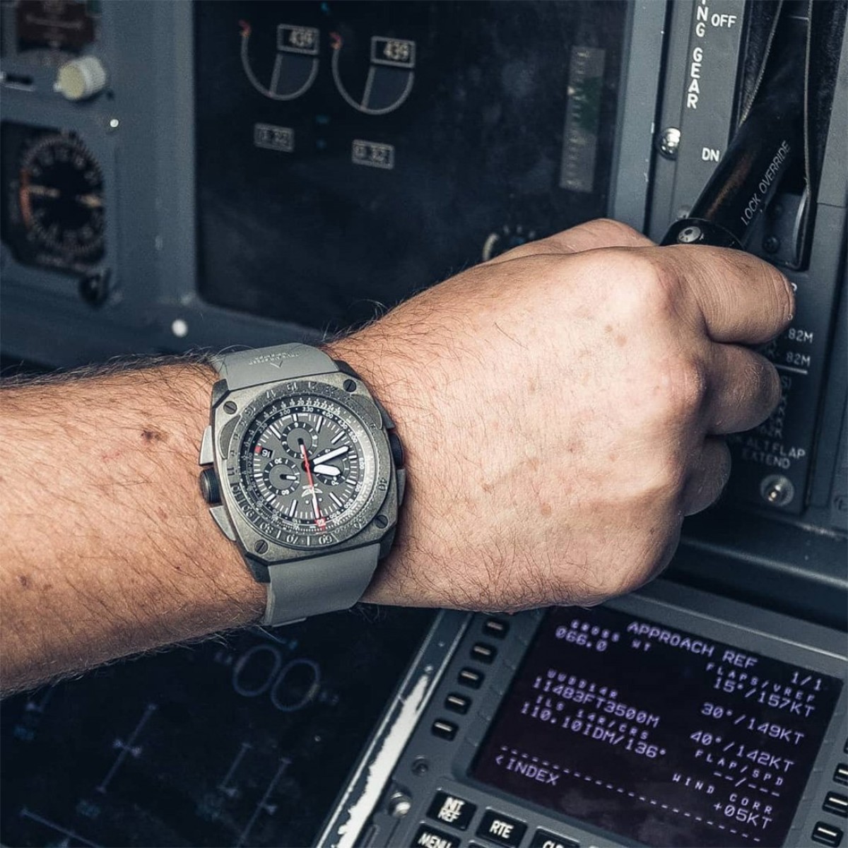 Часовник Aviator MIG M.2.30.7.221.6